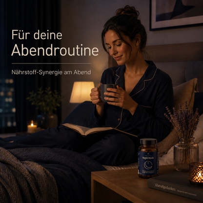 Novosanita Night Mode Kapseln im Braunglas auf dem Nachttisch während einer entspannten Abendroutine im Bett zur Unterstützung der Nährstoff-Synergie