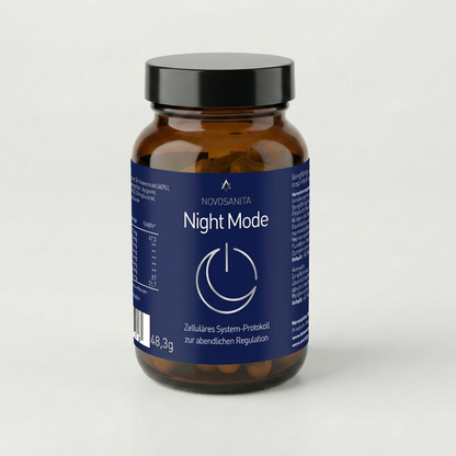Eine braune Glasflaschen des Nahrungsergänzungsmittels Novosanita Night Mode für die Abendroutine.